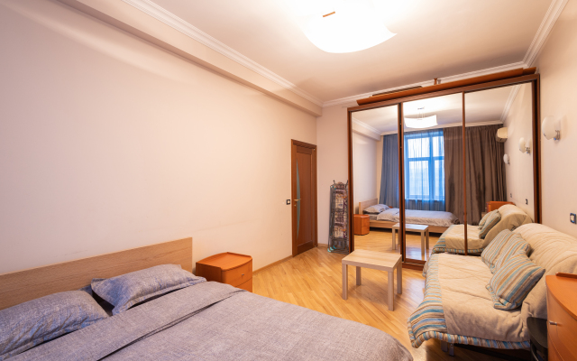 Ryadom S Krasnoy Ploschadyyu Flat