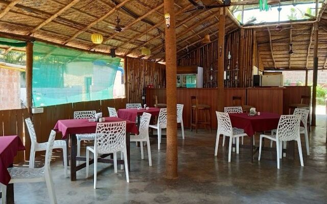 Hotel YogiTree beach Resort & Cafe