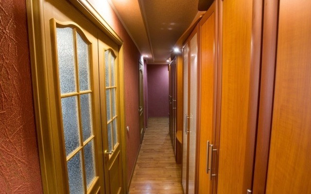 Na Parizhskoy Kommuny 23 Flat
