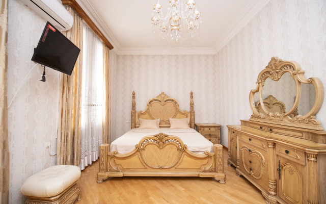 s 5 spal'nyami Guest House