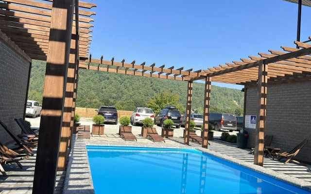 S baney i basseynom Private house