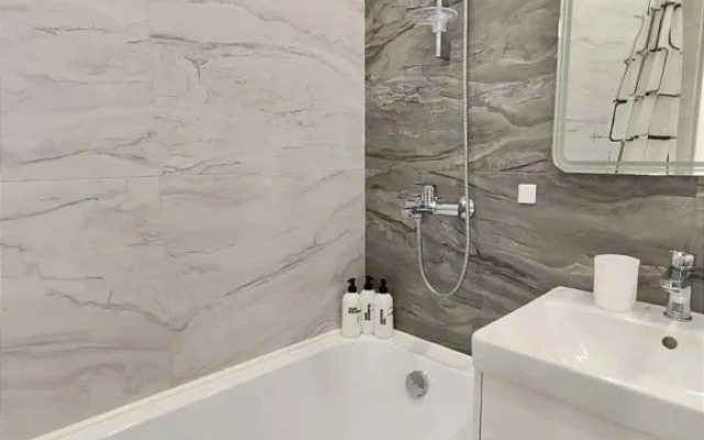 Sovremennaya Studiya s Panoramnymi Oknami Flat