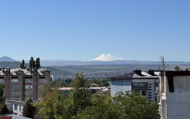 Апартаменты Уютная светлая 2-комнатная квартира с видом на Машук