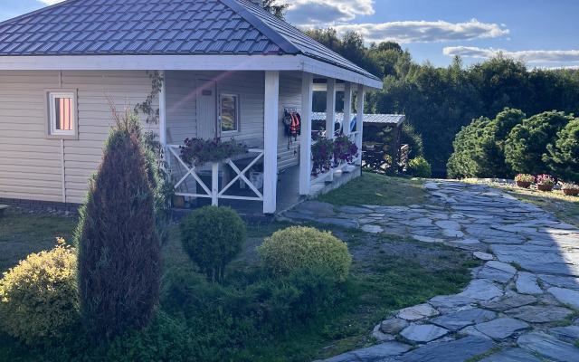 Частный дом у реки