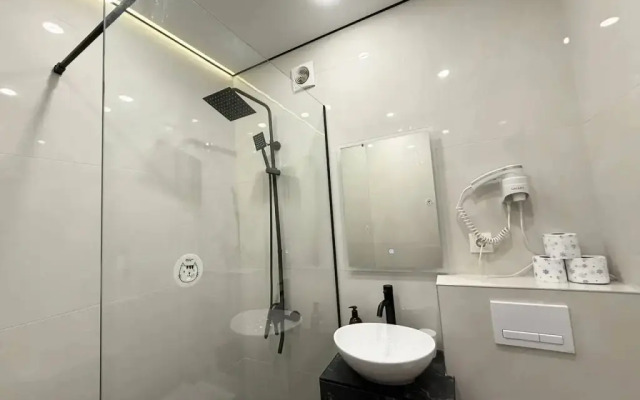 Na Baumana 4 Apartments