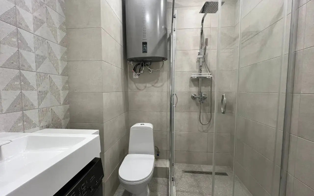 Dlya Tryokh Gostey S Balkonom Apartments