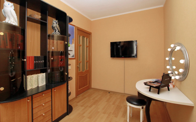 Na Pushkinskoy naberezhnoy Flat