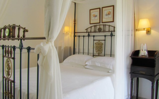Отель Porto Scoutari Romantic Hotel & Suites