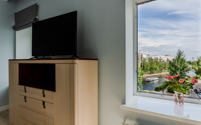 a.m. Rooms Petrovskiy overlooking the river Apartments