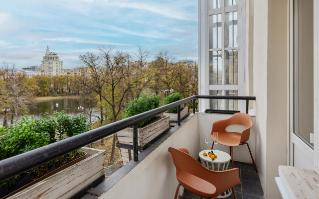GM Stil'naya Trekhkomnatnaya s balkonom i vidom na Patriarshie Apartments
