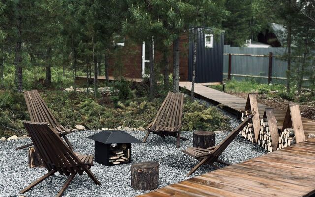 Hvoya v okruzhenii kedrovogo lesa Guest house