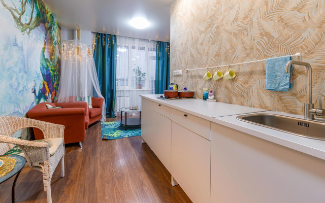 Апартаменты на Крестинского павлин