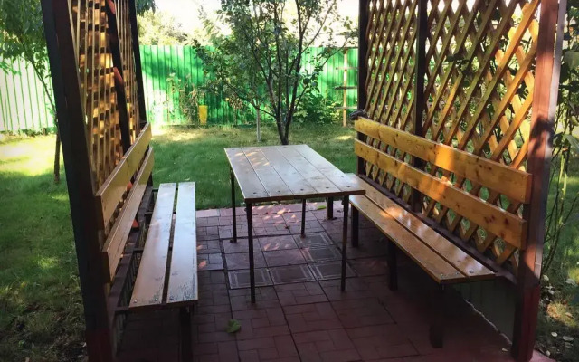 S Basseynom, Verandoy I Sadom Private house
