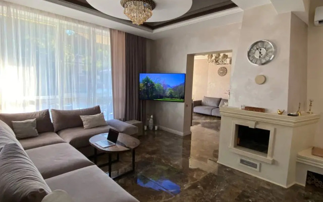 S Basseynom I Baney Private House