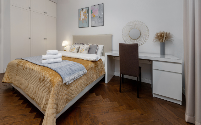 Апартаменты 4-комнатные HomeApart К.Маркса, 30