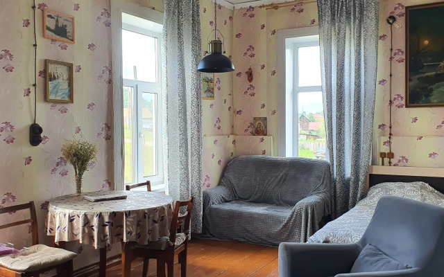 V Starinnom Osobnyake  voskresenskaya - Pamyatnik Provintsialnogo Klassitsizma Flat