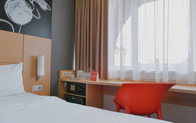 Ibis Oktyabr'skoe Pole Hotel