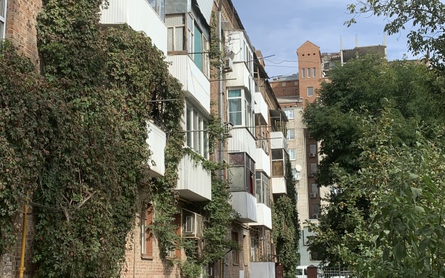 Komfortnaya Uyutnaya 2-Komnatnaya Kvartira V Tsentre s ParkovkoyApartments
