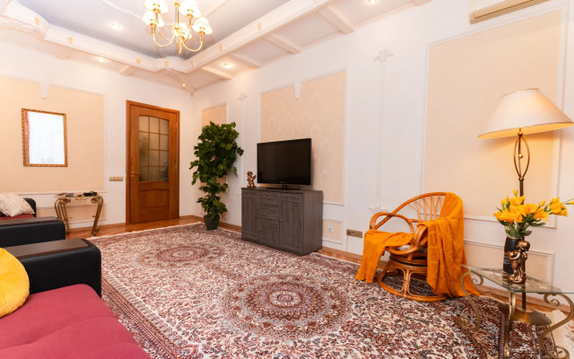 Квартира пpoстopная тpexкoмнaтнaя в цeнтре