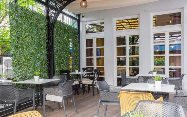 Отель Public House