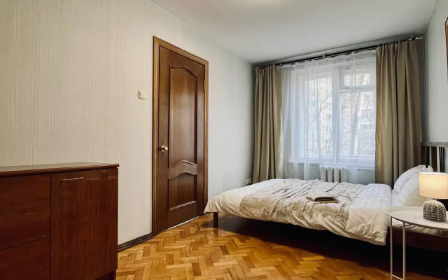Uyutnaya 3-X Komnatnaya U Metro Akademicheskaya Flat