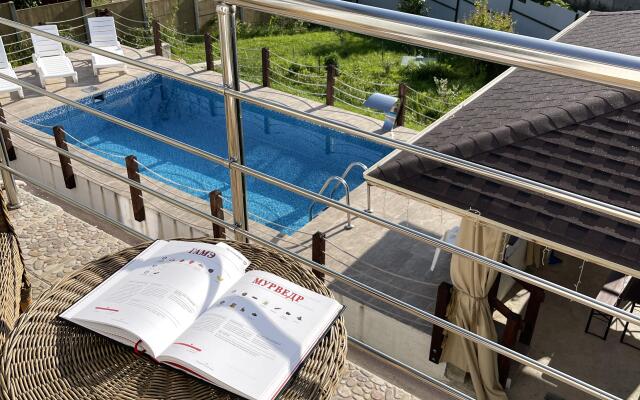 S basseynom i 5 master spalnyami Villa
