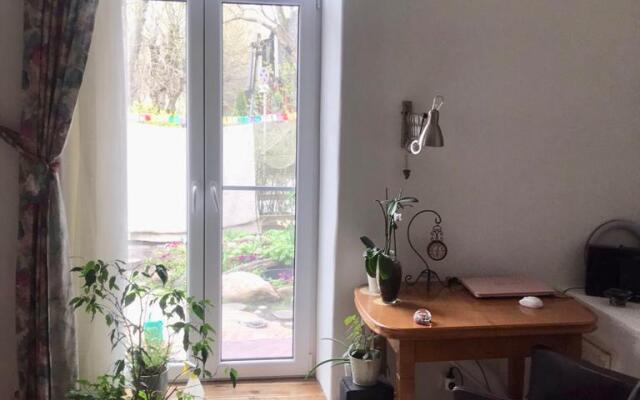 Апартаменты возле пляжа с красивым садом