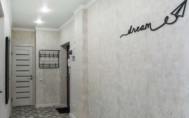 Na Pervomayskoy Ulitse 70 Flat