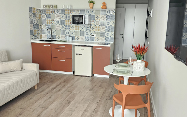 Sovremennaya studiya s vidom na les Flat