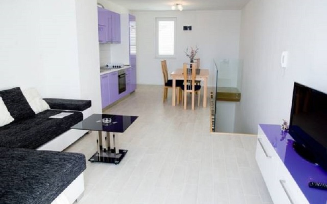 Spacious Beachfront Apartments Tanita