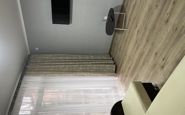 Dvukhkomnatnaya. Voroshilova 8a. 2 Etazh Flat