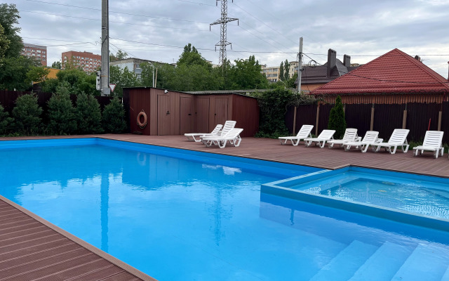 s proektorom v komplekse s sezonnym bassejnom Apartments