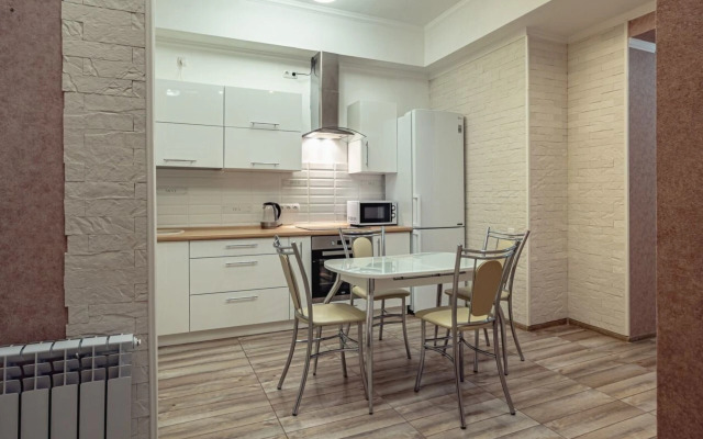 Апартаменты на Ялтинской 12А, ЖК Шато Лувр