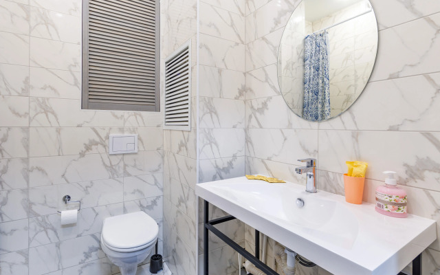 Апартаменты на Крестинского павлин