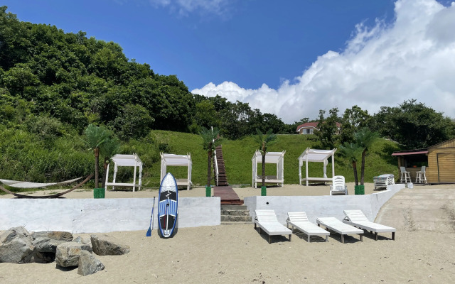 Dom s Basseynom i Plyazhem v sele Andreevka Chalet