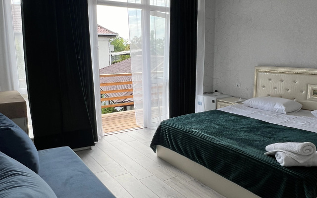 Leona Guest House