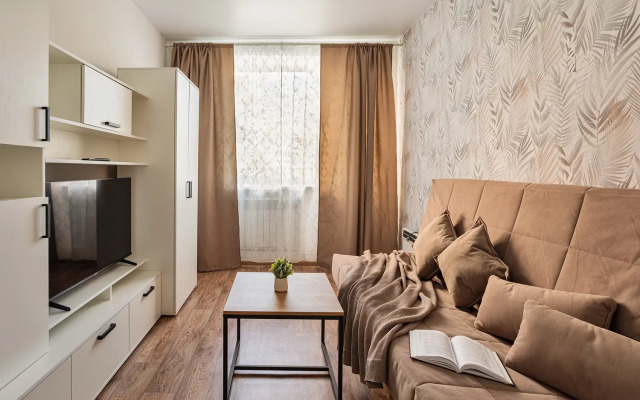 FullHouseApart dvukhkomnatnye apartamenty s balkonom i detskoy krovatkoy Apartments