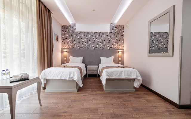 Курортный отель Charos Family