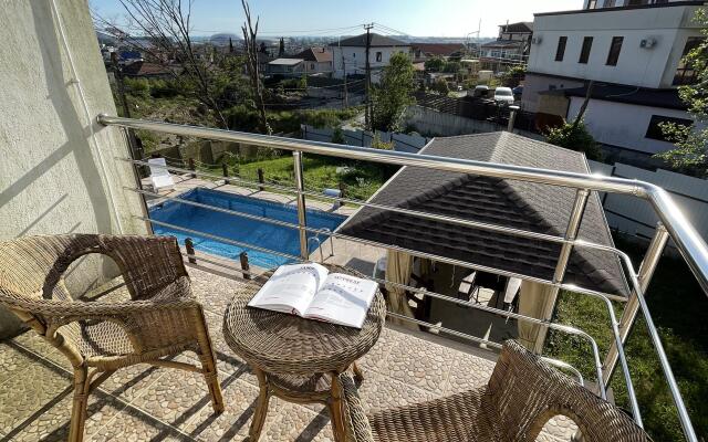 S basseynom i 5 master spalnyami Villa