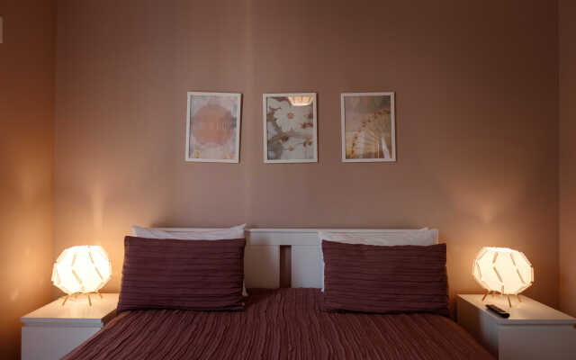 S otdelnoy spalney i balkonom Apartments