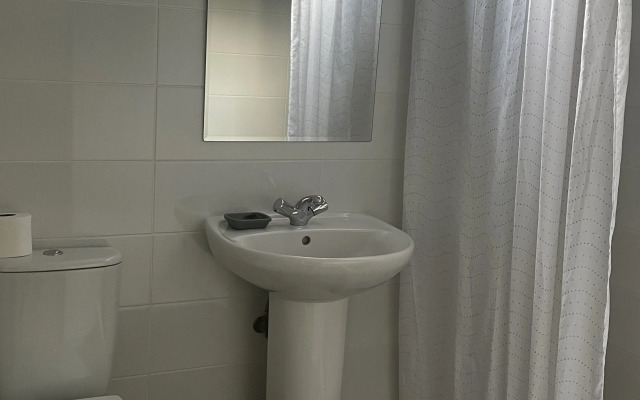 Dvukhmestny Uluchshenny S Balkonom I Vannoy Komnatoy Apartment