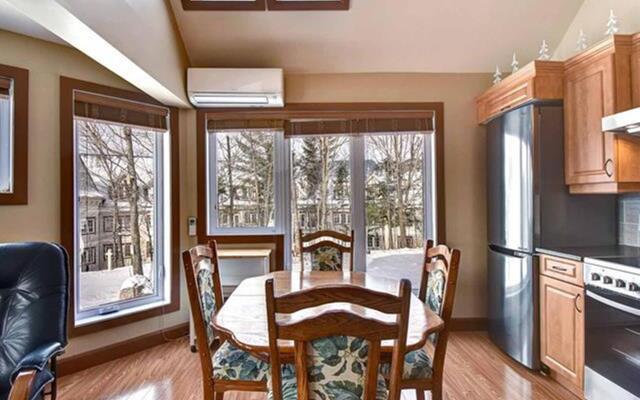 Bright Condo near the Lake Private House