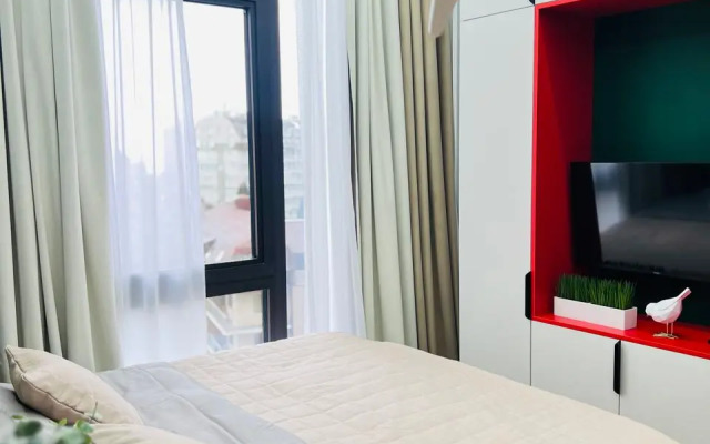 Апартаменты Студия с дизайнерским ремонтом с бассейном на крыше