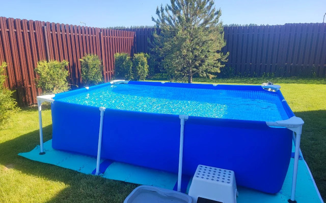 Uyutnyy dom s panoramnymi oknami s vykhodom na terrasu Private house