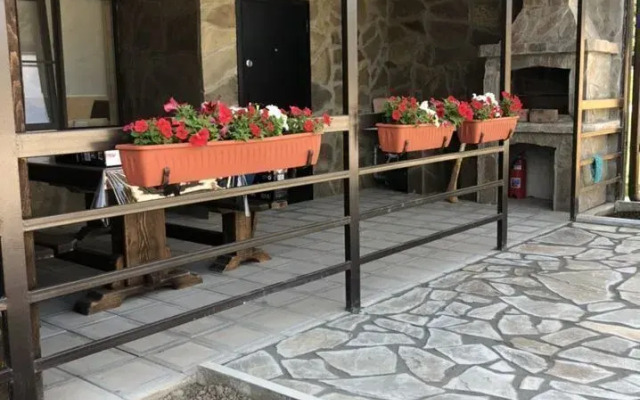S baney, basseynom i mangalom Private house