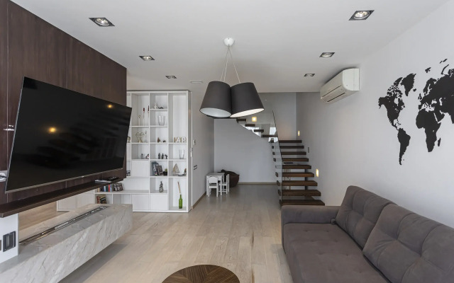 Roskoshnaya dvukhurovnevaya kvartira s sobstvennoy terrasoy Flat