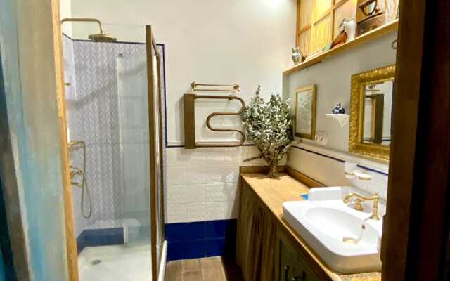 Апартаменты Дом с витражом