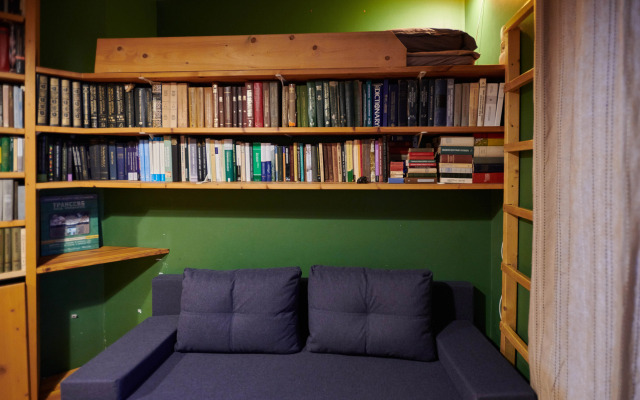 Квартира старинная мебель в лучах солнца