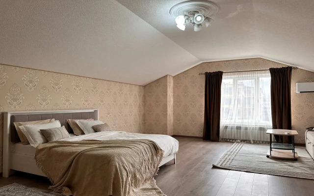 Penthouse Apartment on Batyraya