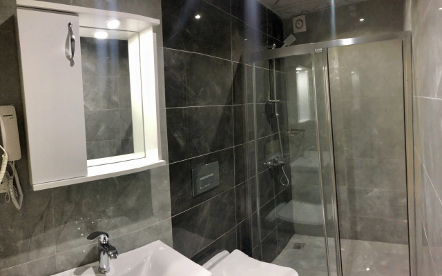 Отель Crowned Hotel